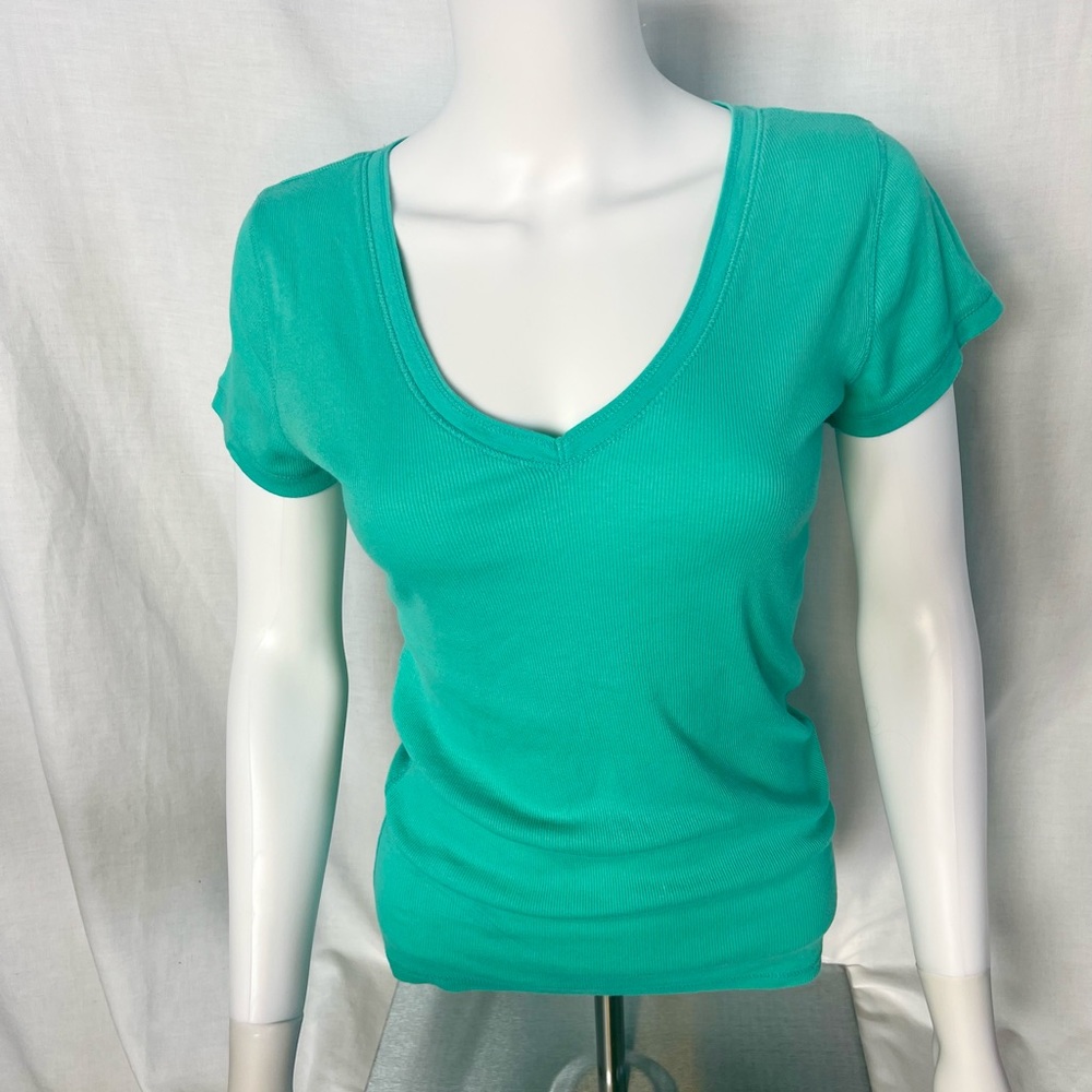 Short sleeve v-neck shirt
